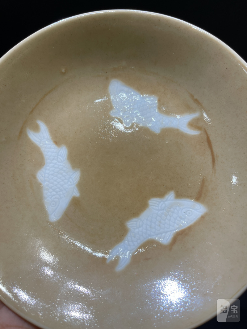 清乾隆 米黄釉地留白暗刻三鱼纹盘一对 - 图4